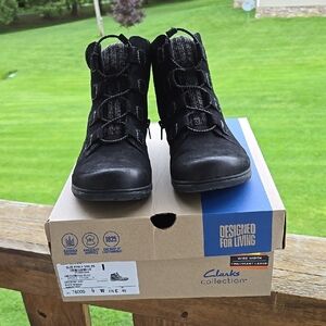 Clarks WOMENS Black Suede Like Side Zipper Cinch Lace Ankle Boots 9 W